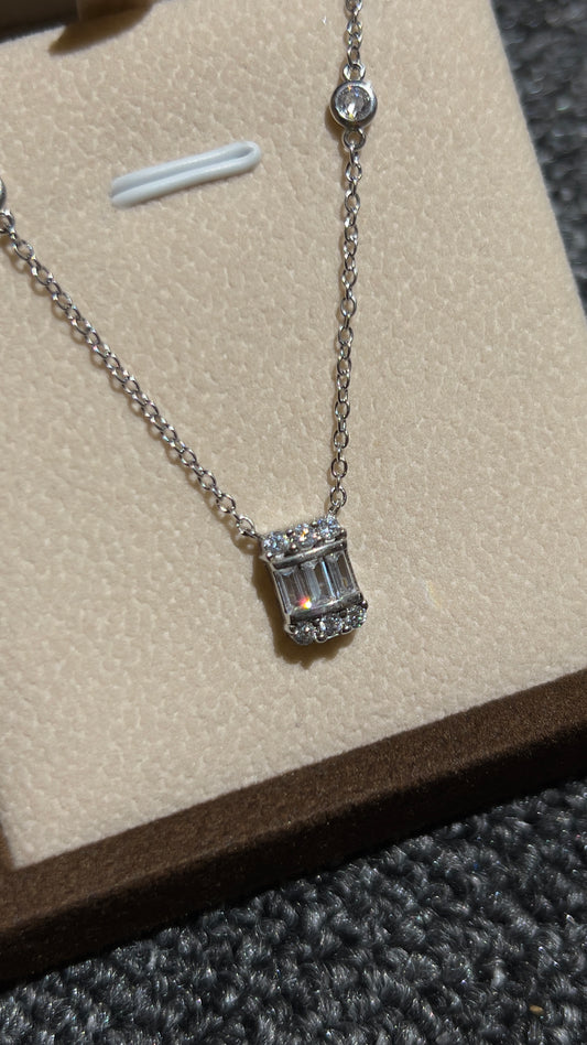 قلادة الباكت الايطالية