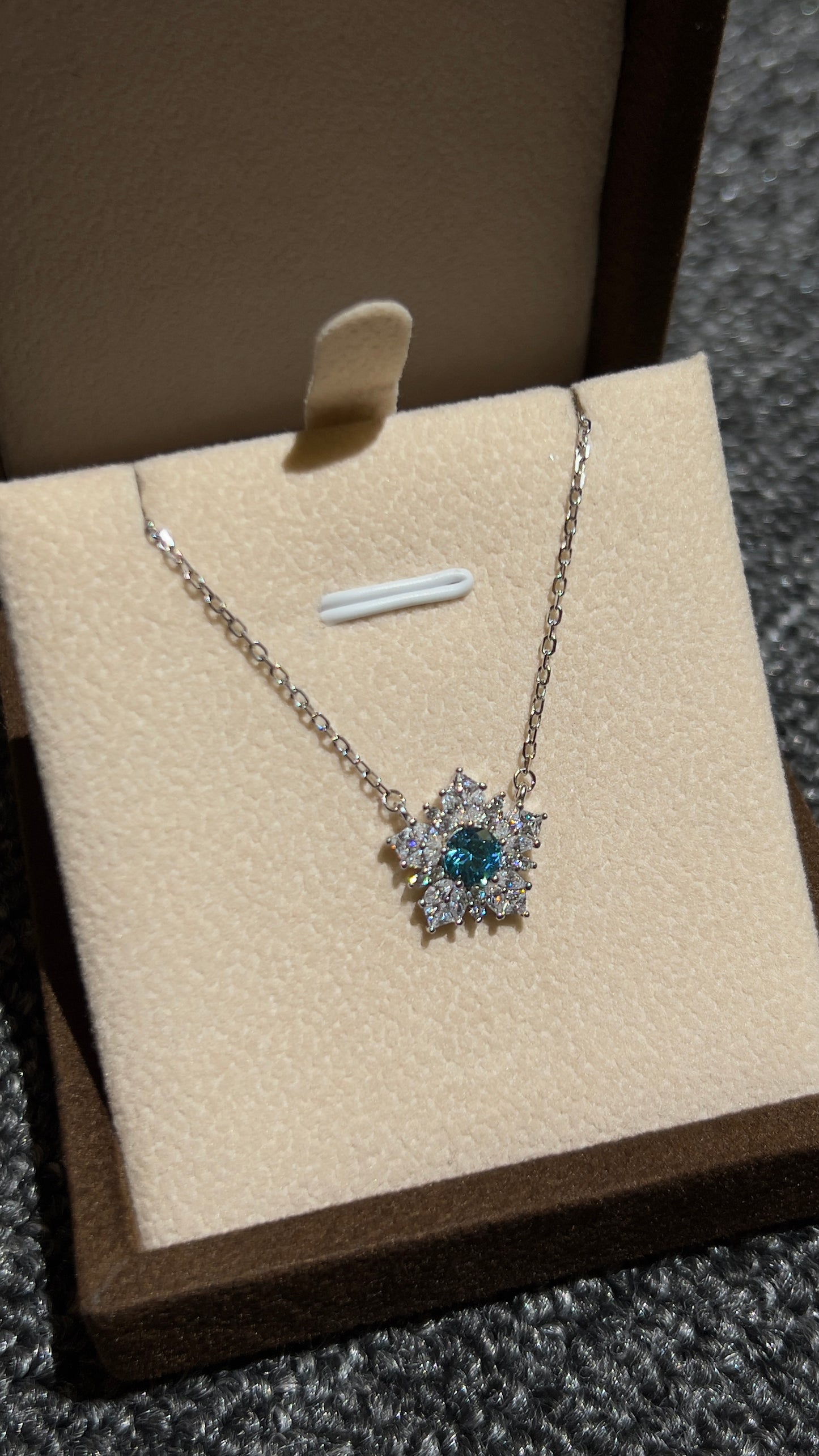 قلادة ثلج ازرق ايطالية