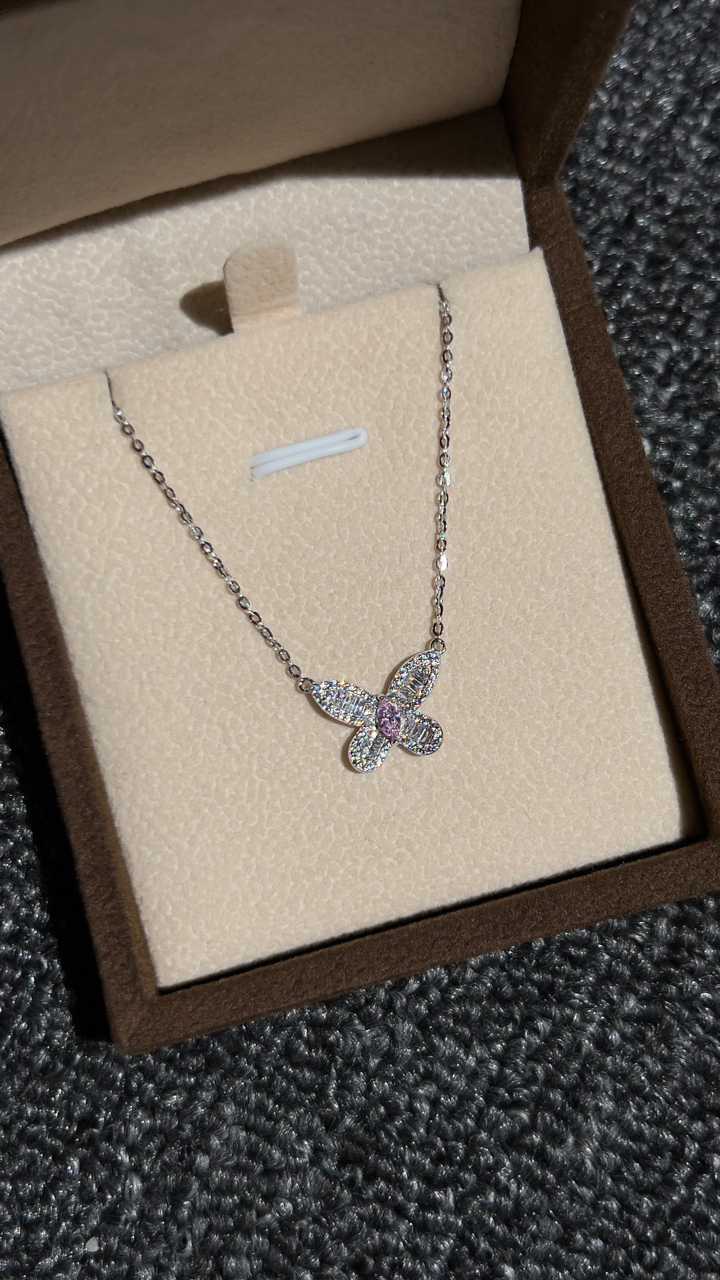 قلادة الفراشة الوردية