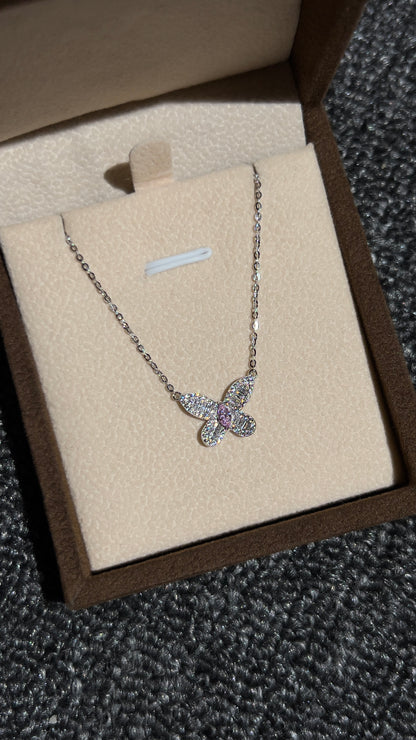 قلادة الفراشة الوردية