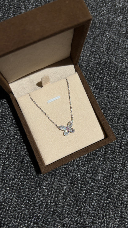 قلادة الفراشة الوردية