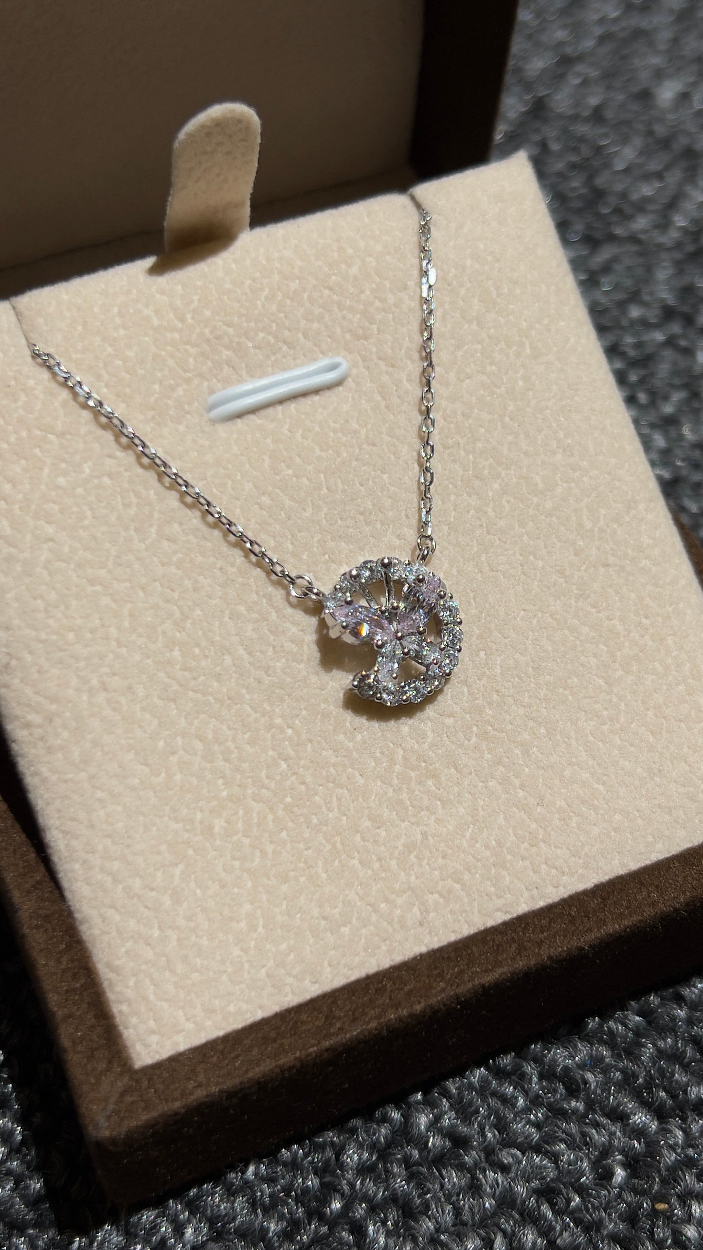 قلادة الفراشة العالقة ايطالية