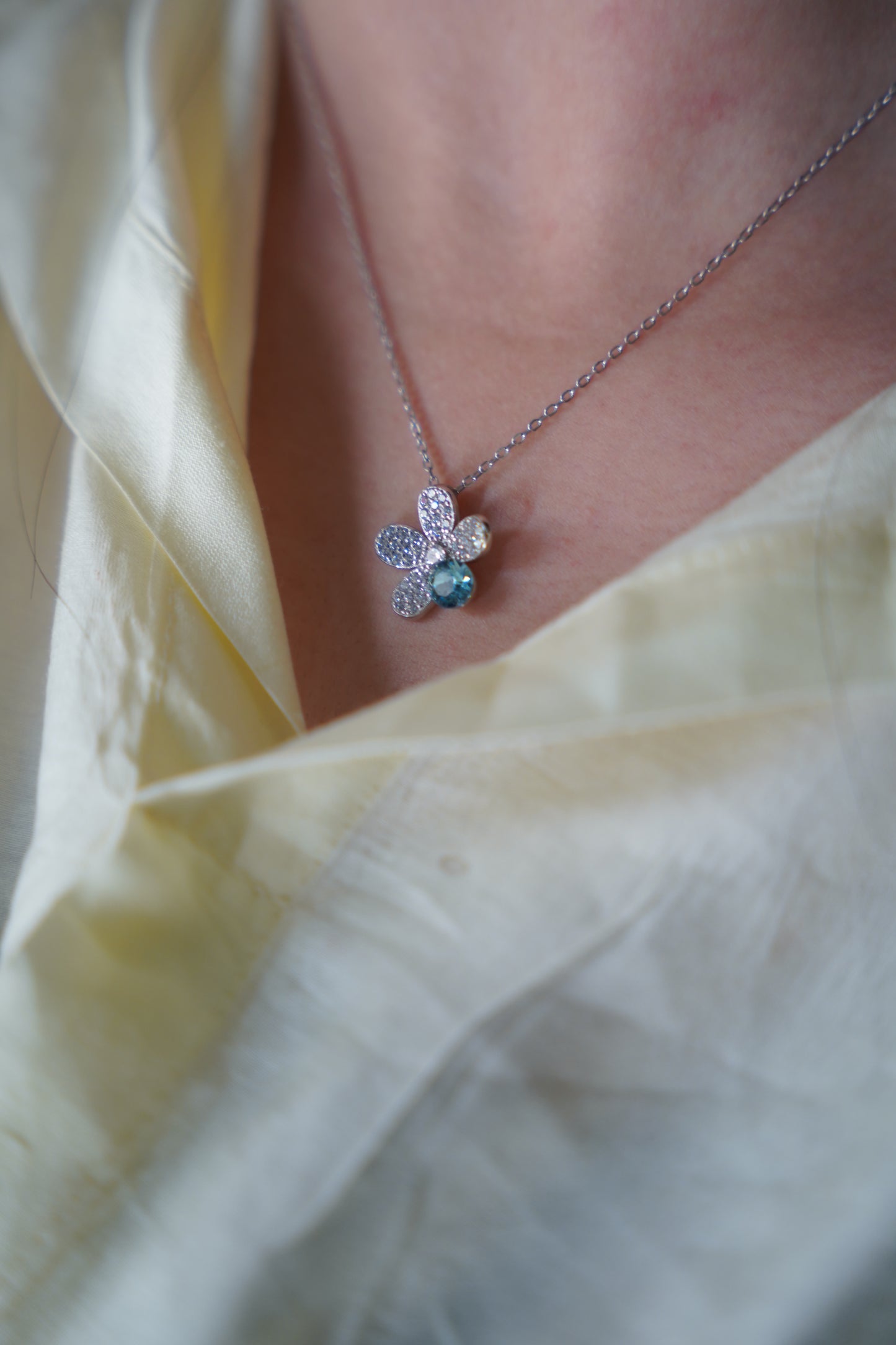 قلادة وردة مع حجر الزفيير المخبري