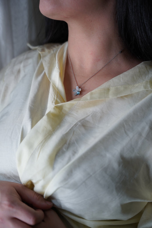 قلادة وردة مع حجر الزفيير المخبري