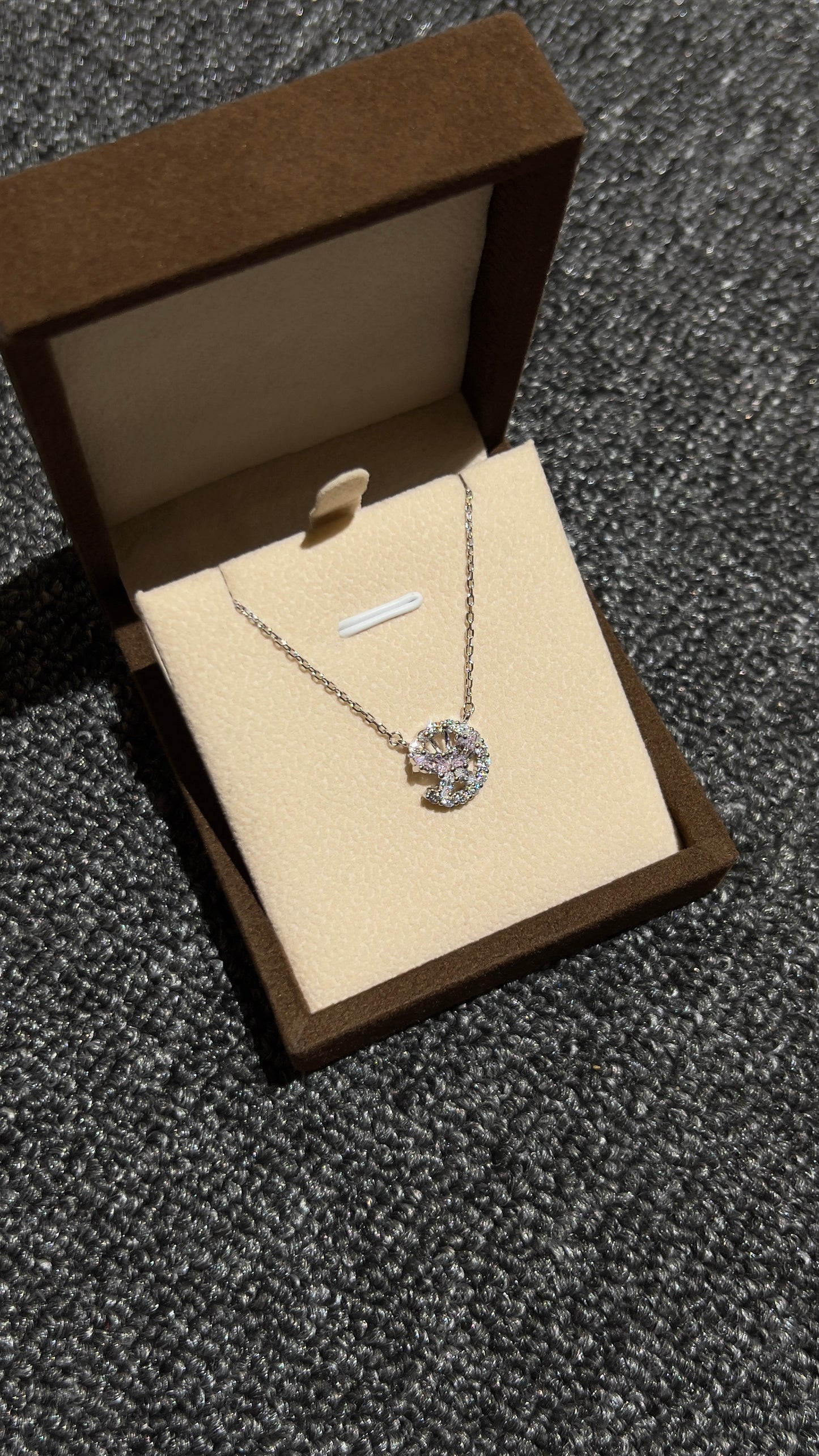 قلادة الفراشة العالقة ايطالية