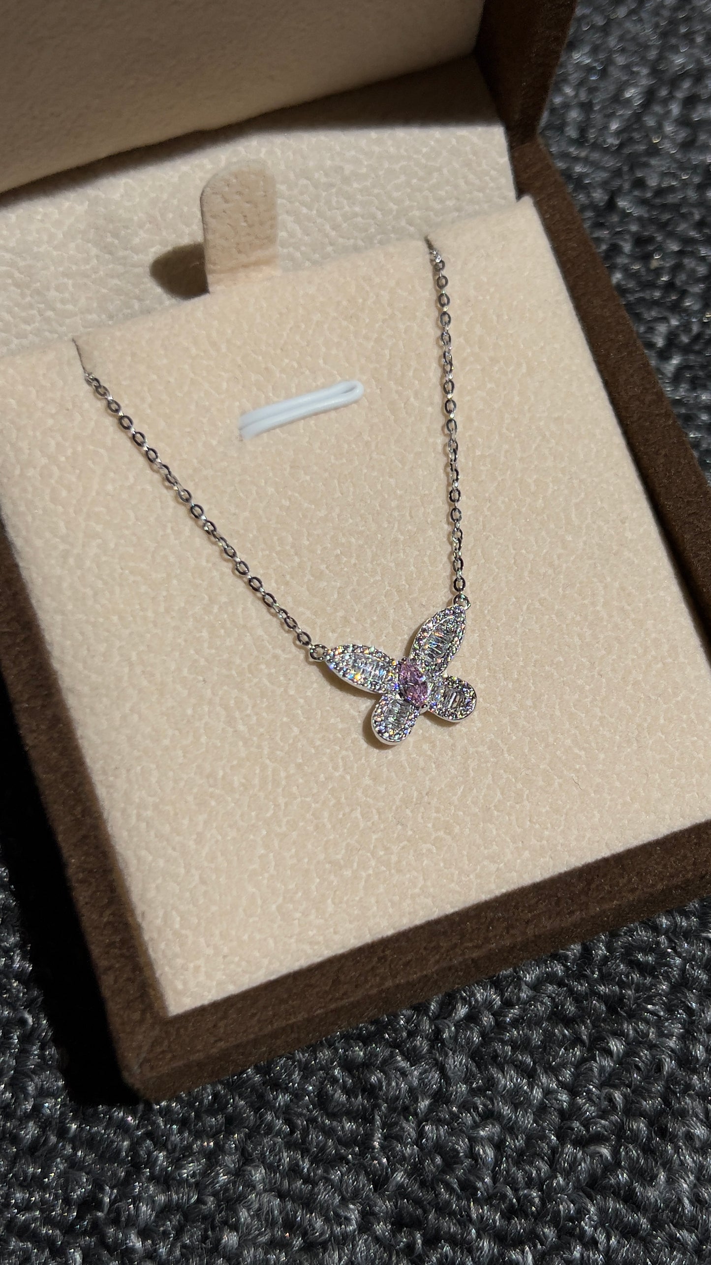 قلادة الفراشة الوردية