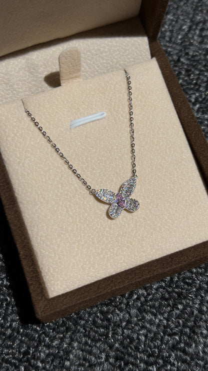 قلادة الفراشة الوردية